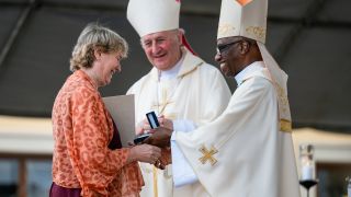 image:Image ČBK ocenila významné osobnosti během Národní pouti na Velehradě