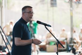 image:Image Biskup Martin David k mladým v Lisabonu: Kněží potřebují modlitbu