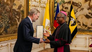 image:Image Papežské vyznamenání pro premiéra Petra Fialu