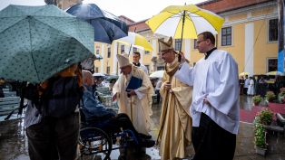 image:Image ČBK ocenila významné osobnosti během Národní pouti na Velehradě